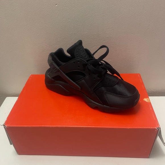 Black Nike Air Huarache - Picture 3 of 7
